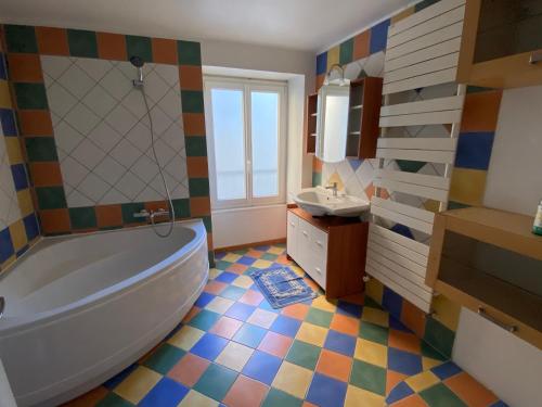 Gîte de la tour de Paradis (Gite de la tour de Paradis) in Poligny Gîte de la tour de Paradis (Gite de la tour de Paradis) in Poligny