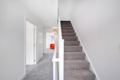 Pohled zvenku, Modern 5 Bedroom 3 Bathroom Serviced House Aylesbury with parking in Weston Turville Pohled zvenku, Modern 5 Bedroom 3 Bathroom Serviced House Aylesbury with parking in Weston Turville