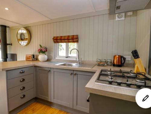 Mutfak, Grouse Lodge A Fabulous Farm Stay Private Hot Tub in Riggs Head Mutfak, Grouse Lodge A Fabulous Farm Stay Private Hot Tub in Riggs Head