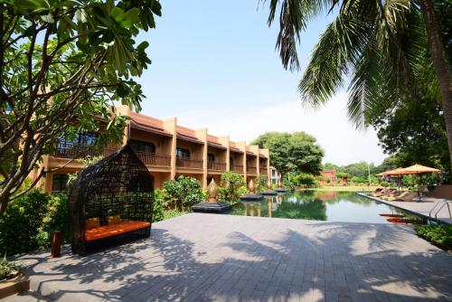 Swimming pool, Bagan Umbra Hotel in Bagan Swimming pool, Bagan Umbra Hotel in Bagan