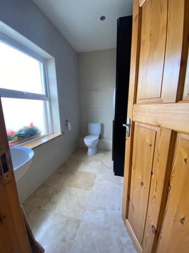 Town villa with charming garden, bbq area & Sleeps 6 in Cashel Town villa with charming garden, bbq area & Sleeps 6 in Cashel
