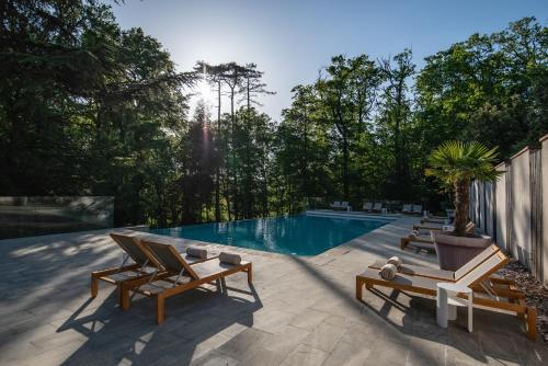 Swimming pool, Chateau de Fiac - Luxurious Hotel & Spa in Viterbe Swimming pool, Chateau de Fiac - Luxurious Hotel & Spa in Viterbe