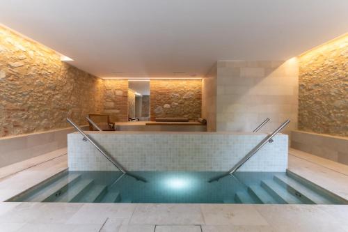 Massage, Chateau de Fiac - Luxurious Hotel & Spa in Viterbe Massage, Chateau de Fiac - Luxurious Hotel & Spa in Viterbe