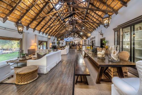 مطعم, Mushara Lodge in Mokuti Lodge مطعم, Mushara Lodge in Mokuti Lodge