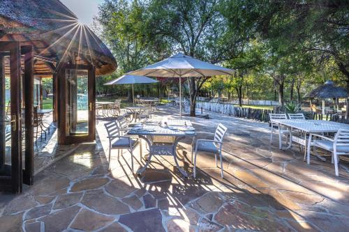 شرفة/ تراس, Mushara Lodge in Mokuti Lodge شرفة/ تراس, Mushara Lodge in Mokuti Lodge