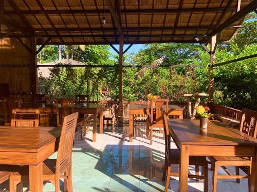 식음료(F&B), 부디 선 리조트 (Budi Sun Resort) in 와이게테 식음료(F&B), 부디 선 리조트 (Budi Sun Resort) in 와이게테