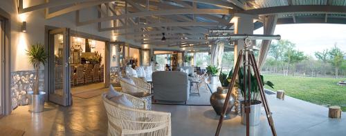 شرفة/ تراس, The Mushara Outpost in Mokuti Lodge شرفة/ تراس, The Mushara Outpost in Mokuti Lodge