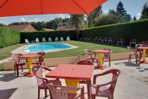 Басейн, Le Chalet de la Foret Logis Hotel 3 etoiles et restaurant in Vierzon Басейн, Le Chalet de la Foret Logis Hotel 3 etoiles et restaurant in Vierzon