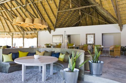 حانة/استراحة, Mushara Bush Camp in Mokuti Lodge حانة/استراحة, Mushara Bush Camp in Mokuti Lodge