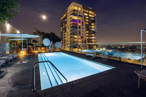 수영장, 더 가드프리 호텔 할리우드 (The Godfrey Hotel Hollywood) in 로스앤젤레스 (CA) 수영장, 더 가드프리 호텔 할리우드 (The Godfrey Hotel Hollywood) in 로스앤젤레스 (CA)
