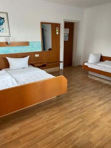 MC Hotel in คาร์ลส์รูเฮอ ซิตี้เซ็นเตอร์ MC Hotel in คาร์ลส์รูเฮอ ซิตี้เซ็นเตอร์