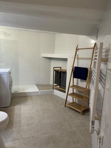 Bathroom, T2 quartier st victor proche Vieux Port et Plage des catalans 13007 in 06. Castellane et Préfecture Bathroom, T2 quartier st victor proche Vieux Port et Plage des catalans 13007 in 06. Castellane et Préfecture