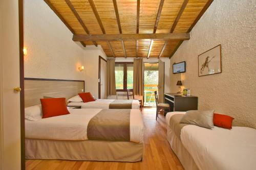 Úszómedence, Logis Hotel La Chaumiere in Saint Laurent Sur Sevre Úszómedence, Logis Hotel La Chaumiere in Saint Laurent Sur Sevre