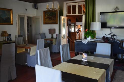 ห้องอาหาร, โฮเต็ลวิคทอเรียเรสเทอรอง (Hotel Viktoria Restaurant) in บาลาโตนัลมาดิ ห้องอาหาร, โฮเต็ลวิคทอเรียเรสเทอรอง (Hotel Viktoria Restaurant) in บาลาโตนัลมาดิ