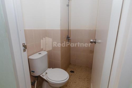 Bathroom, RedLiving Apartemen Podomoro Golf View Queen Room Tower Dahoma in Gunung Putri Bathroom, RedLiving Apartemen Podomoro Golf View Queen Room Tower Dahoma in Gunung Putri