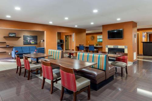 餐飲選擇, 迦納克萊頓I - 40凱富酒店 (Comfort Inn Garner Clayton I-40) in 北卡羅來納州加納 (NC) 餐飲選擇, 迦納克萊頓I - 40凱富酒店 (Comfort Inn Garner Clayton I-40) in 北卡羅來納州加納 (NC)