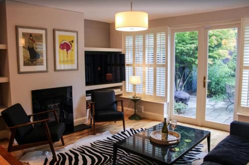 Cheerful 3 bedroom rural home near the city! in Greystones Cheerful 3 bedroom rural home near the city! in Greystones