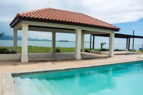 Piscina, Ornella Villa - 2-Br Apartment - Pool - Parking in Portmore Piscina, Ornella Villa - 2-Br Apartment - Pool - Parking in Portmore