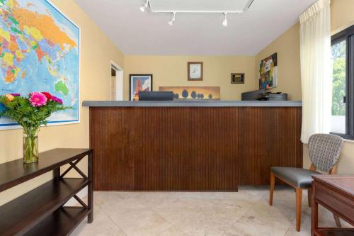 Lobby, Travelodge by Wyndham Presidio San Francisco near Legion of Honor Lobby, Travelodge by Wyndham Presidio San Francisco near Legion of Honor