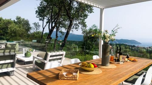 Kilátás, Boka Rock Montenegro - Luxury villa with private pool and sea view in Podi Kilátás, Boka Rock Montenegro - Luxury villa with private pool and sea view in Podi