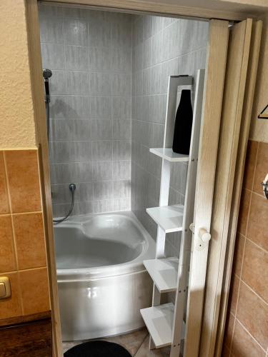 Bathroom, Kiefernblick in Schonebeck Bathroom, Kiefernblick in Schonebeck