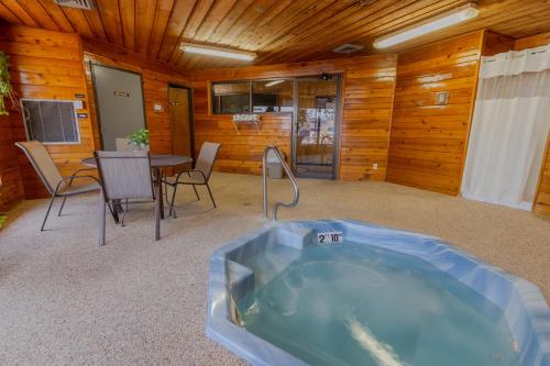 Pezsgőfürdő, Thunderbird Lodge in Mitchell (Dél-Dakota) Pezsgőfürdő, Thunderbird Lodge in Mitchell (Dél-Dakota)