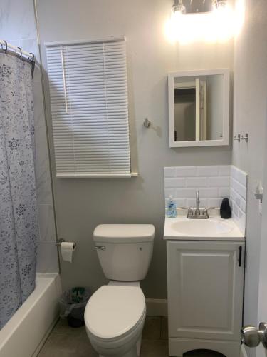 Bathroom, STOP Inn STAY HOSTEL in East Houston Bathroom, STOP Inn STAY HOSTEL in East Houston