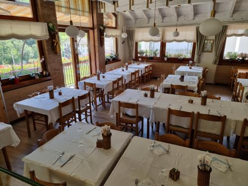 Bar/lounge, Trattoria Albergo all'Alpino in Posina Bar/lounge, Trattoria Albergo all'Alpino in Posina