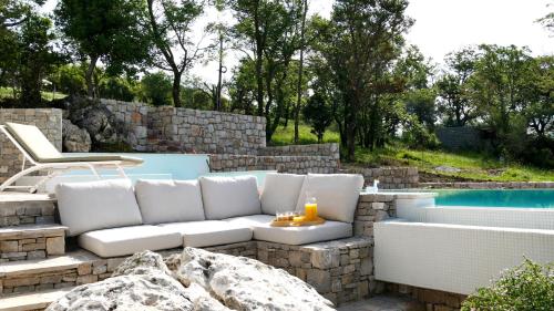 Erkély/terasz, Boka Rock Montenegro - Luxury villa with private pool and sea view in Podi Erkély/terasz, Boka Rock Montenegro - Luxury villa with private pool and sea view in Podi