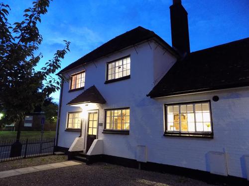 Зовнішній вигляд готелю, Double Award Winning 1700's Grd 2 listed cottage near Stonehenge in Еймсбері Зовнішній вигляд готелю, Double Award Winning 1700's Grd 2 listed cottage near Stonehenge in Еймсбері