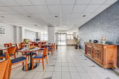 حانة/استراحة, Hôtel Robespierre ex Idéal Hôtel in مونتروي حانة/استراحة, Hôtel Robespierre ex Idéal Hôtel in مونتروي