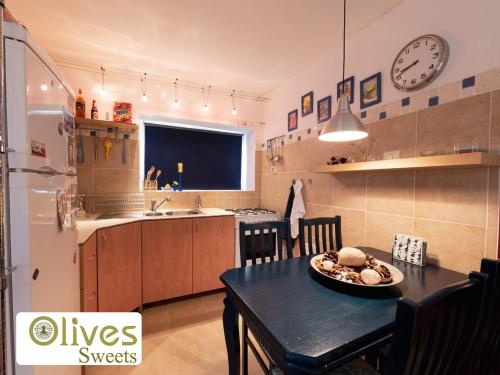 Instalaciones, Olives sweets in Arad Instalaciones, Olives sweets in Arad