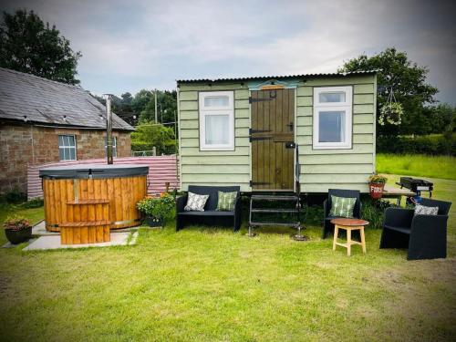 Shepherds Hut with Hot Tub, Oakmere, Cheshire. in Oakmere Shepherds Hut with Hot Tub, Oakmere, Cheshire. in Oakmere