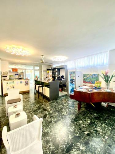 Előcsarnok, Hotel Amalfi & Dépendance (Hotel Amalfi & Dependance) in Lignano Sabbiadoro Előcsarnok, Hotel Amalfi & Dépendance (Hotel Amalfi & Dependance) in Lignano Sabbiadoro
