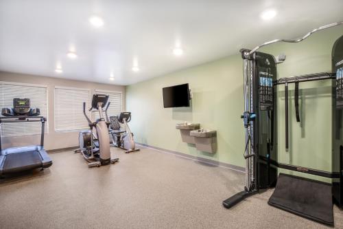 Fitness center, WoodSpring Suites Gurnee - Chicago in Gurnee (IL) Fitness center, WoodSpring Suites Gurnee - Chicago in Gurnee (IL)