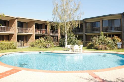 Swimming pool, Sandown Regency Motor Inn & Serviced Apartments in Dandenong Swimming pool, Sandown Regency Motor Inn & Serviced Apartments in Dandenong