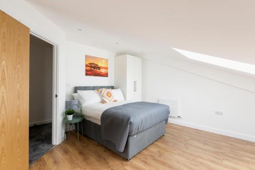 Skyvillion - 4 Bed Luxury Apartment with Balcony & Parking