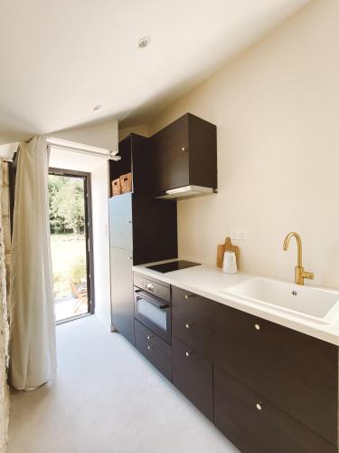 кухня, La Parenthèse, joli studio avec terrasse (La Parenthese, joli studio avec terrasse) in Valeuil кухня, La Parenthèse, joli studio avec terrasse (La Parenthese, joli studio avec terrasse) in Valeuil