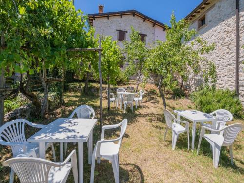 Kert, Holiday Home in Sellano with Pool Views in Sellano Kert, Holiday Home in Sellano with Pool Views in Sellano