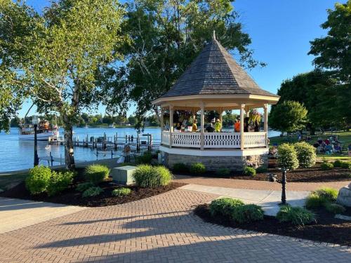 *NEW* Large Backyard ~ Game Room ~ Firepit ~ Lake in Сканітелс *NEW* Large Backyard ~ Game Room ~ Firepit ~ Lake in Сканітелс