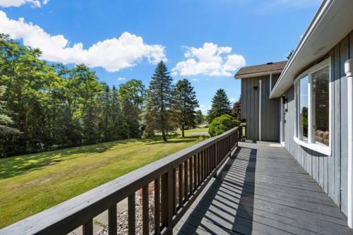 *NEW* Large Backyard ~ Game Room ~ Firepit ~ Lake in Сканітелс *NEW* Large Backyard ~ Game Room ~ Firepit ~ Lake in Сканітелс