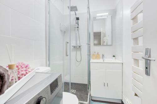 Bathroom, Joli Appartement 20 minutes Paris, Orly, CDG, Disney, Wi-Fi & Netflix in Le Perreux-sur-Marne Bathroom, Joli Appartement 20 minutes Paris, Orly, CDG, Disney, Wi-Fi & Netflix in Le Perreux-sur-Marne