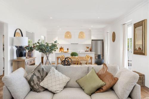 WILLOW HOUSE Gerringong 4pm Check Out Sundays except Peak season in Willow Vale WILLOW HOUSE Gerringong 4pm Check Out Sundays except Peak season in Willow Vale