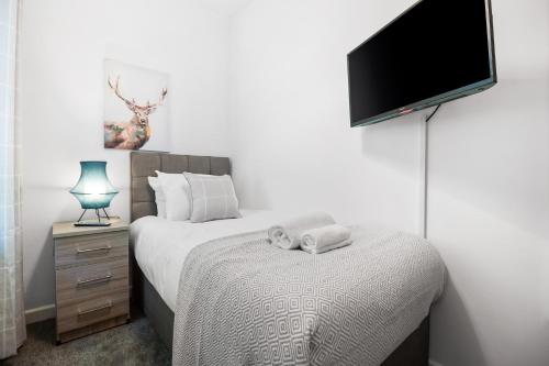 Bed, 3 Triple Rooms - Parking - Smart TVs - Work Stays in Morriston Bed, 3 Triple Rooms - Parking - Smart TVs - Work Stays in Morriston