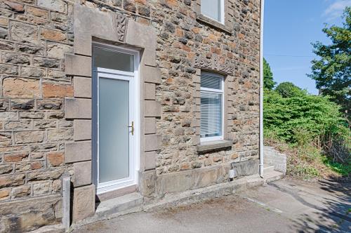 Buitenkant, 3 Triple Rooms - Parking - Smart TVs - Work Stays in Morriston Buitenkant, 3 Triple Rooms - Parking - Smart TVs - Work Stays in Morriston