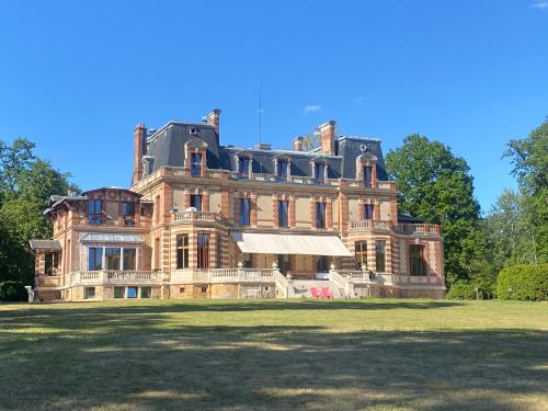 Exterior view, Chateau de Crenille in Chaumes-en-Brie Exterior view, Chateau de Crenille in Chaumes-en-Brie