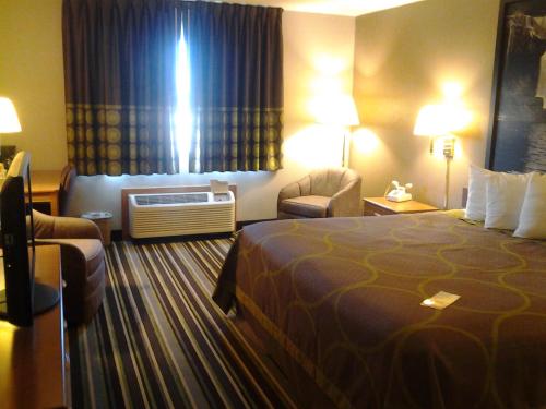 Guestroom, Super 8 By Wyndham Plymouth in Plymouth (IN) Guestroom, Super 8 By Wyndham Plymouth in Plymouth (IN)