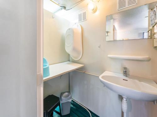 Bathroom, Inviting holiday home in Zwiggelte with garden in Zwiggelte Bathroom, Inviting holiday home in Zwiggelte with garden in Zwiggelte