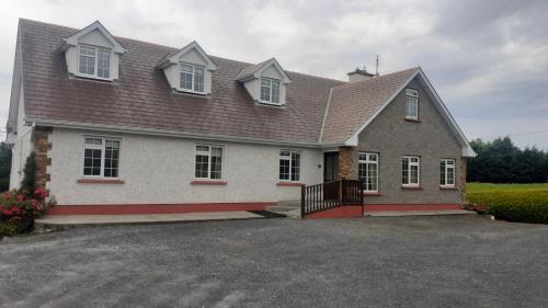 Spacious 6-Bed House 10 minutes from Knock Airport in Ballaghadereen Spacious 6-Bed House 10 minutes from Knock Airport in Ballaghadereen