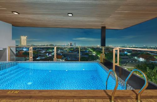 Swimming pool, Aston Inn Jemursari in Surabaya Swimming pool, Aston Inn Jemursari in Surabaya
